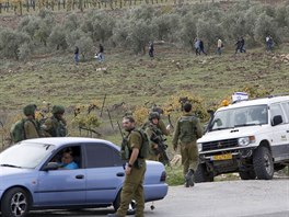 Izraelt vojci hldkuj na mst jednoho z palestinskch tok, kter jsou v...