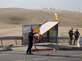 Policista odstrauje zbrany na mst palestinskho toku na izraelsk vojky...