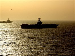 Letadlové lod USS Ronald Reagan (vpedu) a Charles de Gaulle
