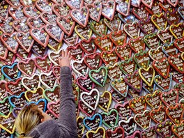 VÁNONÍ TRHY. Pouliní prodejce aranuje stovky perníkových srdcí na vánoní...