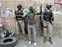 DEMONSTRACE. Na Haiti se konaly prezidentské volby. Policisté bhem nepokoj v...
