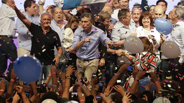 Argentinci volili novho prezidenta. Vyhrl 56let starosta Buenos Aires Mauricio Macri. (23. listopadu 2015)