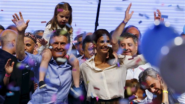 Argentinci volili novho prezidenta. Vyhrl 56let starosta Buenos Aires Mauricio Macri. (23. listopadu 2015)