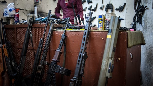 Obchod se zbranmi v irckm Irblu. Zbran se tu nejen prodvaj, ale i repasuj a opravuj. (6. srpna 2015)