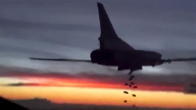 Rusk strategick bombardr TU-22 nad Sri. Snmek z videa zveejnnho ruskm ministerstvem obrany (19. listopadu 2015)