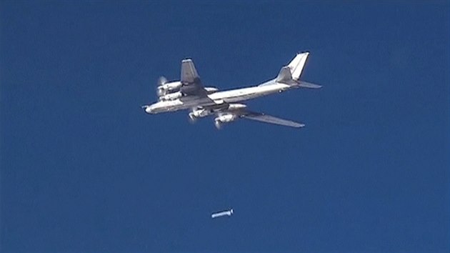 Rusk bombardr Tu-95MS nad Sri. Snmek z videa zveejnnho ruskm ministerstvem obrany. (20. listopadu 2015)