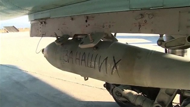 Za nae! Vojensk personl nakld bomby na rusk zkladn v Latakji. Snmek z videa zveejnnho ruskm ministerstvem obrany. (20. listopadu 2015)