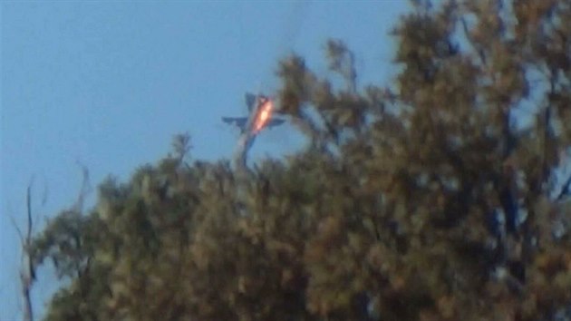 Tureck letectvo sestelilo u hranic se Sri rusk bitevnk Su-24. (24. listopadu 2015)