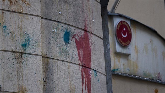 Na tureck velvyslanectv v Moskv zatoil dav. Na budovu hzel kameny, rajata, vejce i pytlky s barvou. (25. listopadu 2015)