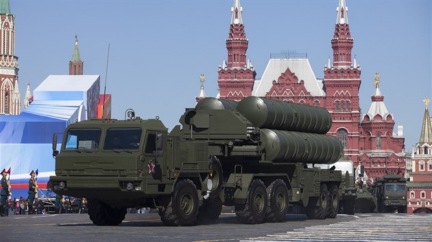Rusko poslalo na svoji zkladnu v Srii nejmodernj protiletadlov komplet S-400. Archivn snmek z vojensk pehldky na Rudm nmst v Moskv.