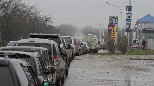 Obyvatel Krymu stoj frontu na pohonn hmoty (25. listopadu 2015)
