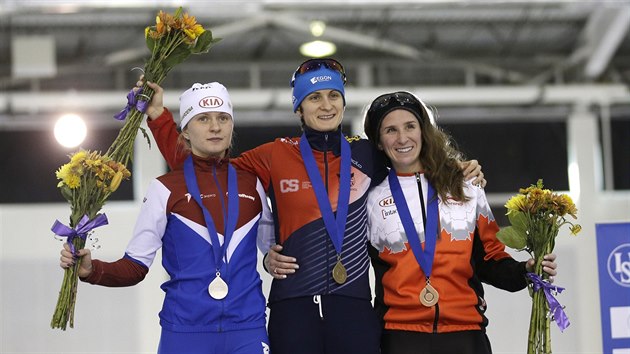 Vtzka Martina Sblkov (uprosted)  m po boku Natlii Voroninovou (vlevo) a Ivanii Blondinovou.