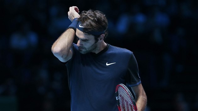 Roger Federer se otr ve finle Turnaje mistr.