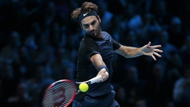 Roger Federer se chystá k forhendovému úderu v souboji s Novakem Djokoviem.