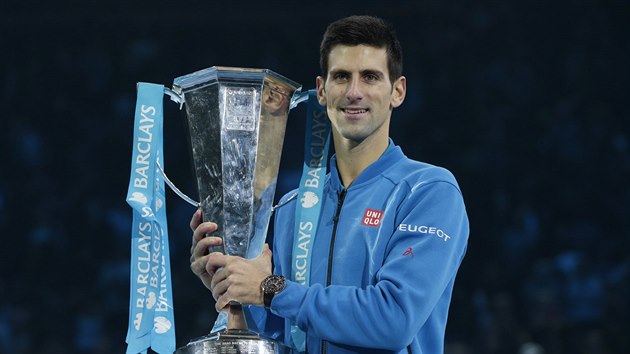 Novak Djokovi drí trofej pro vítze Turnaje mistr.