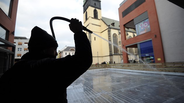 Kluzit na steckm Kostelnm nmst pipravili pracovnci firmy Energo Choce, oteven bude v sobotu.