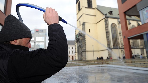 Kluzit na steckm Kostelnm nmst pipravili pracovnci firmy Energo Choce, oteven bude v sobotu.