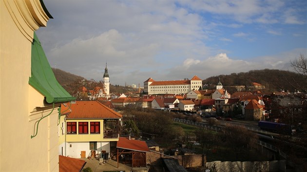 Z balkonu Schmettanovy vily je vhled na blinsk zmek a historick centrum.