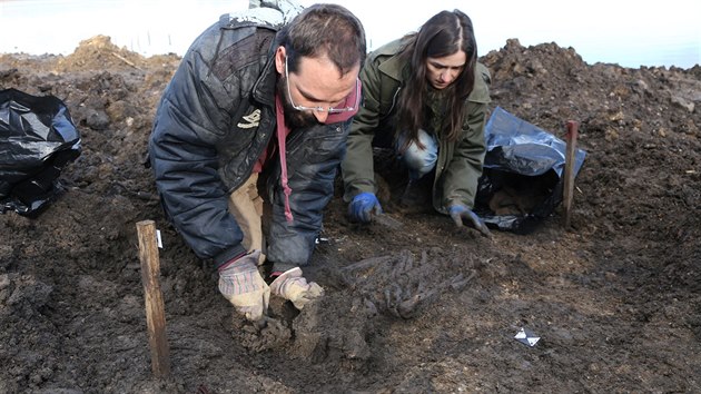 Archeologov z stavu archeologick pamtkov pe severozpadnch ech vyzvedli 27. listopadu 2015 posledn dva z celkem 48 hrob, kter odkryli u Nechranick pehrady.