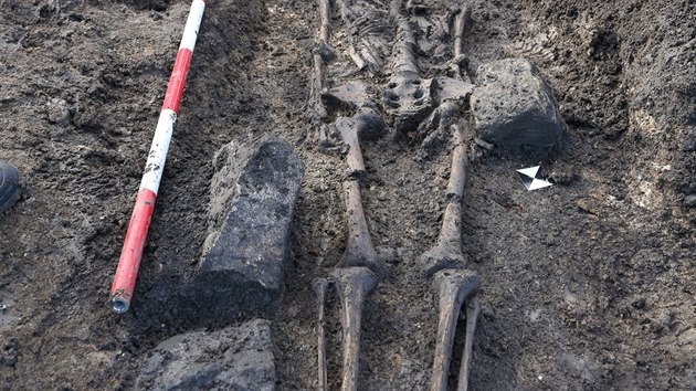 Archeologov z stavu archeologick pamtkov pe severozpadnch ech vyzvedli 27. listopadu 2015 posledn dva z celkem 48 hrob, kter odkryli u Nechranick pehrady.