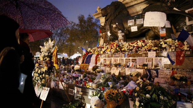 Lid truchl za obti tok na paskm Place de la Republique (20. listopadu 2015)