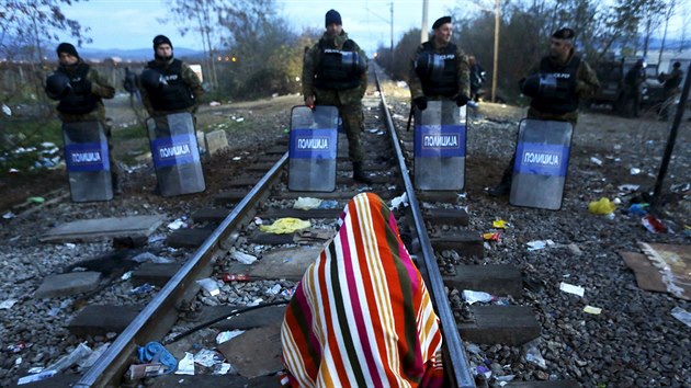 rnsk elektroinenr Hamid (34) sed na kolejch na hranicch mezi eckem a Makedoni. Nkte z benc zde u druhm dnem dr hladovku na protest proti migran politice balknskch stt, kter pout pes hranice pouze uprchlky ze Srie, Afghnistnu a Irku. (23. listopadu 2015)