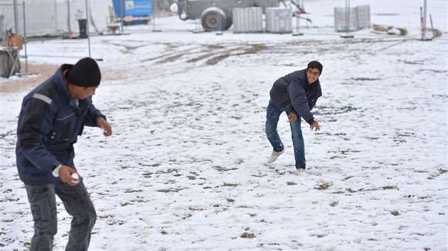 Prvn snh je pro n zatm rozptlenm. Na zimn poas vak nejsou pipraveni ani migranti, ani centra pro jejich doasn ubytovn. (Rakousko-nmeck hranice, 22. listopadu 2015)