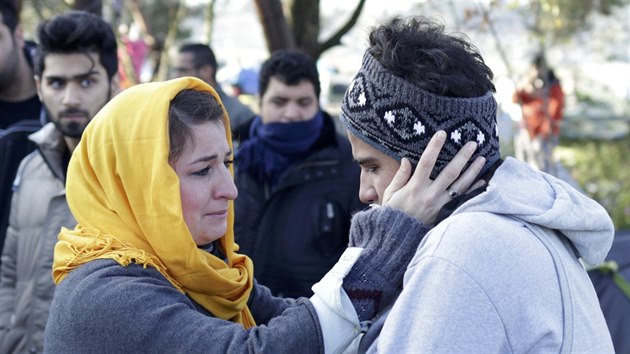 ena utuje mladého mue, který si nechal seít ústa na protest proti opatení...