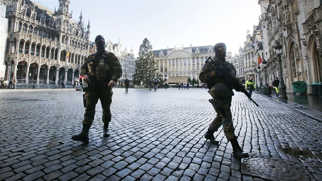 Belgití vojáci patrolují na námstí Grand-Palace v Bruselu. Pestoe je stále...
