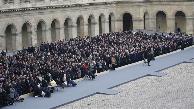 Pietní akce v paíské Invalidovn na poest obtí teroristických útok z 13....