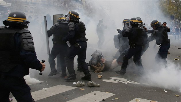 Stet policie s demonstranty v Pai ped klimatickou konferenc (29. listopadu 2015)