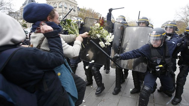 Stet policie s demonstranty v Pai ped klimatickou konferenc (29. listopadu 2015)