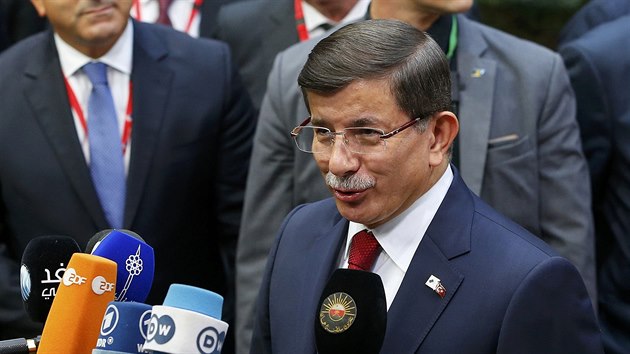 Tureck premir Ahmet Davutoğlu na setkn zstupc EU a Turecka v Bruselu (29. listopadu 2015)