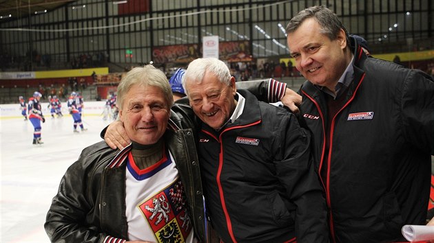 Legendrn hokejov tonk Jozef Golonka (uprosted) pi jednom ze svch nvrat na Horck zimn stadion v Jihlav, na nm se znovu potkal s dalmi bvalmi hri slavn Dukly - Richardem Fardou (vlevo) a Driusem Rusnkem.