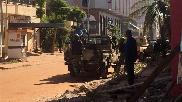 Malisk vojensk jednotky zaujmaj pozice u hotelu Radisson Blu v centru metropole Bamako, kde ozbrojenci zadreli na 170 rukojmch.