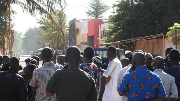 Lid v malisk metropoli Bamaku sleduj situaci pobl hotelu Radisson Blu, kde ozbrojenci zadreli na 170 rukojmch