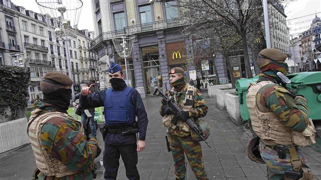 Belgit vojci hldkuj v Bruselu pot, co byl  ve mst vyhlen nejvy stupe teroristick hrozby (21.11.2015)