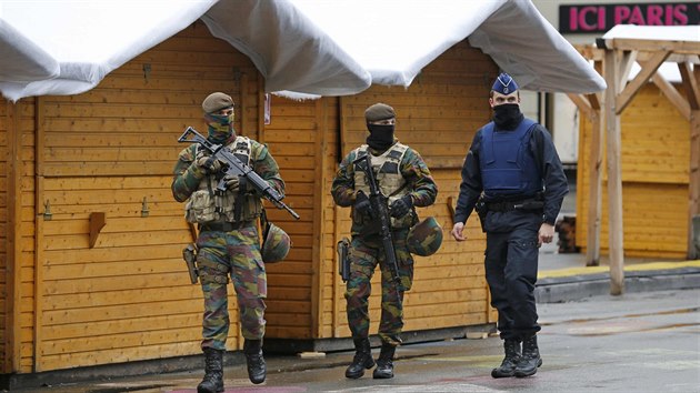 Belgit vojci hldkuj v ulicch Bruselu pot, co byl  ve mst vyhlen nejvy stupe teroristick hrozby (21.11.2015)