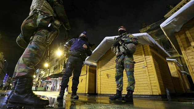 Belgit vojci a policist hldkuj v ulicch Bruselu (21.11.2015)