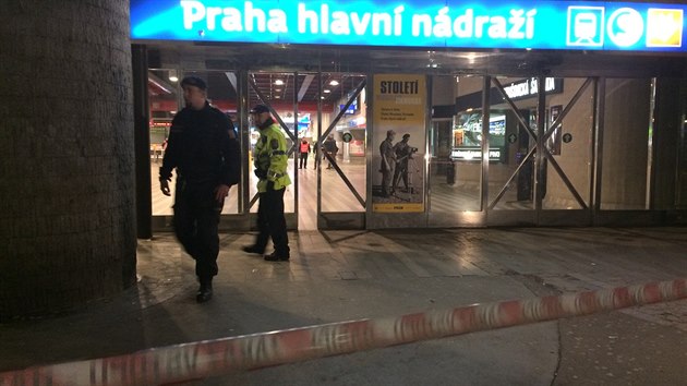 Kvli hrozb bomby policie uzavela prask hlavn ndra. (22.11.2015)