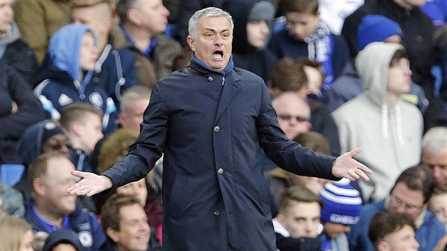 ZPTKY NA LAVICE. Jos Mourinho si odpykal trest a v zpase Chelsea proti Norwichi mohl svj tm dirigovat od postrann ry.