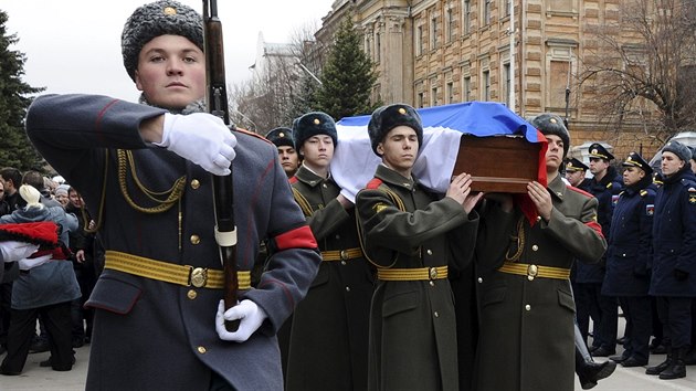 V ptek v Rusku pohbili Sergeje Pivovarova, jednoho z pilot sestelenho ruskho letounu (27. listopadu 2015)