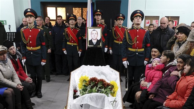 V ptek v Rusku pohbili Sergeje Pivovarova, jednoho z pilot sestelenho ruskho letounu (27. listopadu 2015)