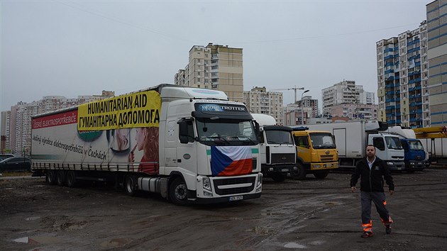 Kamion z Jablonnho nad Orlic s pomoc pro  Ukrajinu mil dl, ale zarazil se o ednho imla v Kyjev.