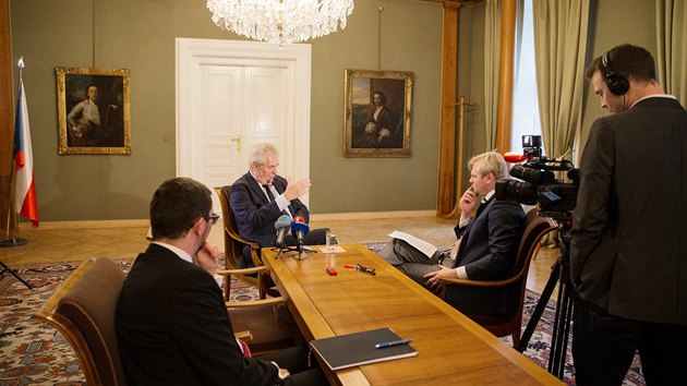Prezident Milo Zeman bhem rozhovoru pro MF DNES (25. listopadu 2015)
