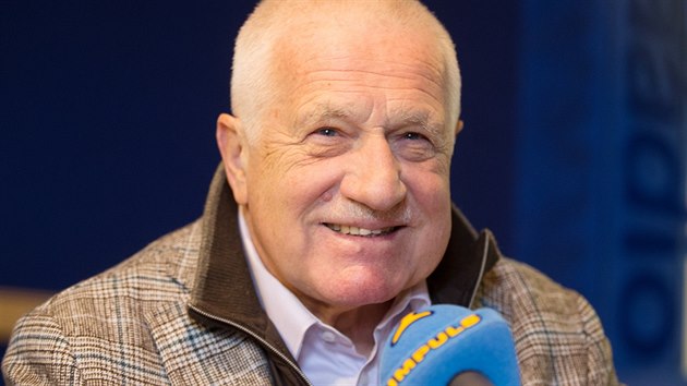 Bval prezident Vclav Klaus pi rozhovoru pro tvrten Kauzu dne Rdia Impuls. (25. listopadu 2015)