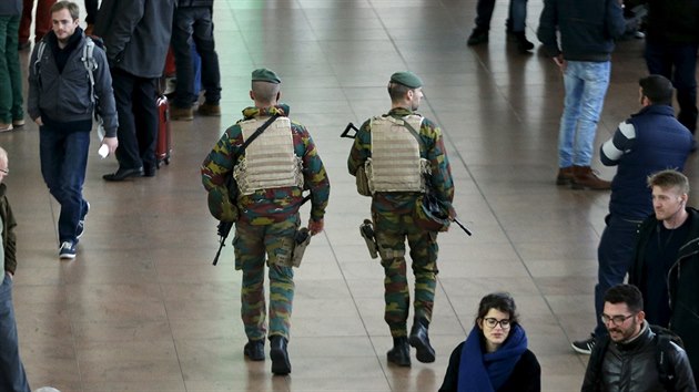 Belgit vojci na letiti Zaventem pobl Bruselu (22. listopadu 2015).