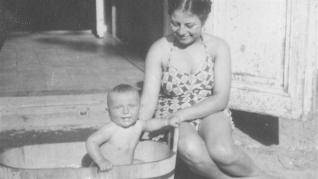 Mal Reini se koupe s Alic (zejm rodinn znm). Popisek pod fotkou k: 1942 Klein Vodierad, Reini, Alice. Klein Vodierad jsou Vodrdky.