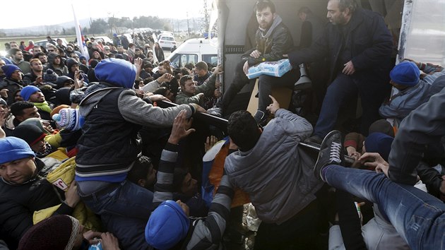 Uprchlci na ecko-makedonsk hranici u eck vesnice Idomeni (28. listopadu 2015).