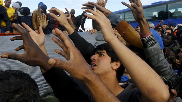 Uprchlci na ecko-makedonsk hranici u eck vesnice Idomeni (28. listopadu 2015).